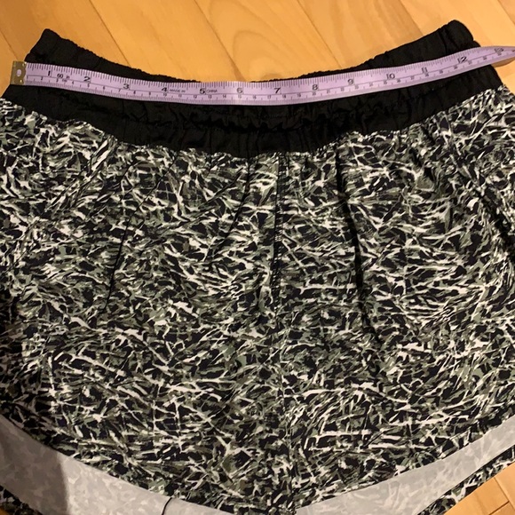 🌟HP🌟VEUC Lululemon Black/White/Army Green Patterned Tracker shorts- size 6 - Picture 14 of 17